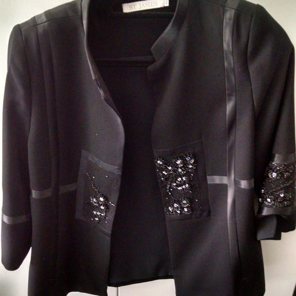 3/4 sleeve tuxedo style jacket Black.  Large